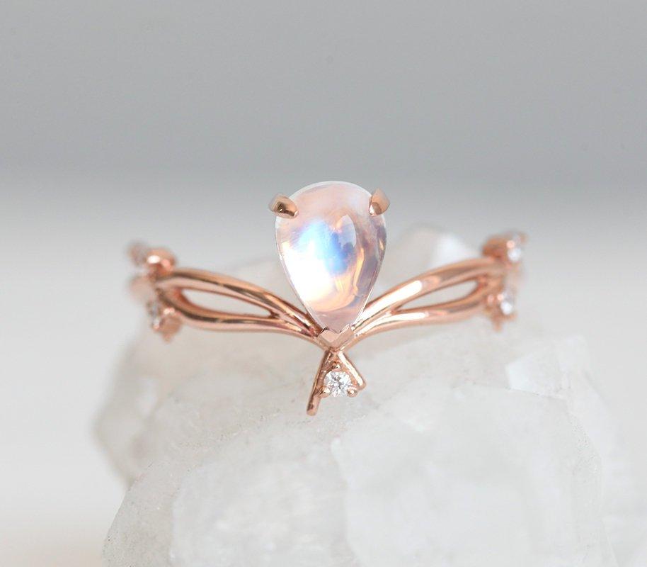 Vintage Goldring mit birnenförmigem Opal und seitlichen weißen Diamanten