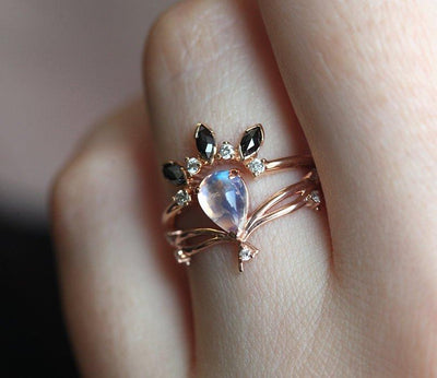 Vintage-Ring mit Birnen-Opal aus Gold mit seitlichen weißen Diamanten und schwarzem Diamant-Kronenring