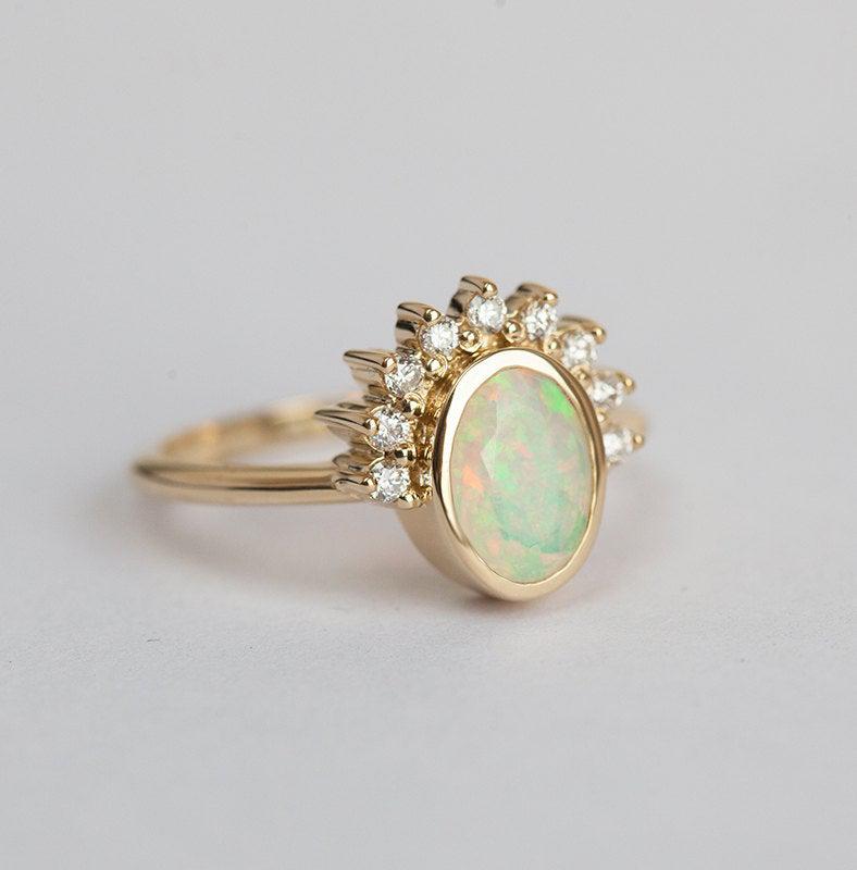 Ovaler Opal-Halo-Ring mit runden weißen Diamanten