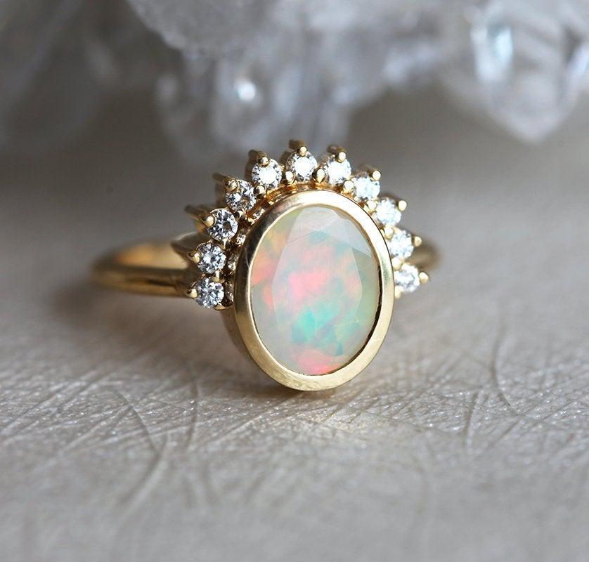 Ovaler Opal-Halo-Ring mit runden weißen Diamanten