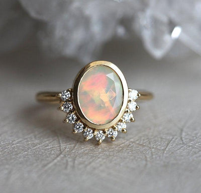 Ovaler Opal-Halo-Ring mit runden weißen Diamanten