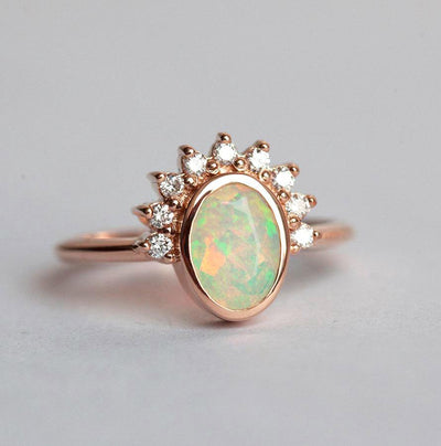 Ovaler Opal-Halo-Ring mit runden weißen Diamanten