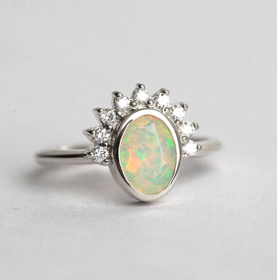 Ovaler Opal-Halo-Ring mit runden weißen Diamanten