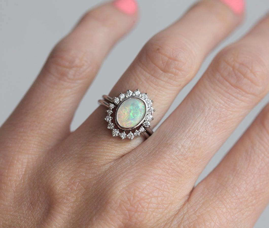 Ovaler Opal-Halo-Ring mit runden weißen Diamanten