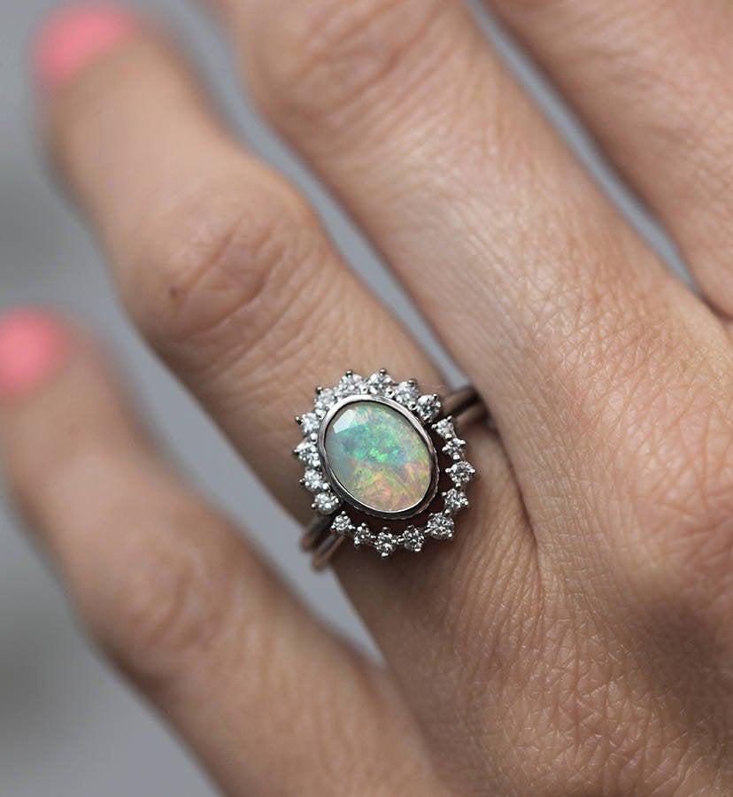 Ovaler Opal-Halo-Ring mit runden weißen Diamanten