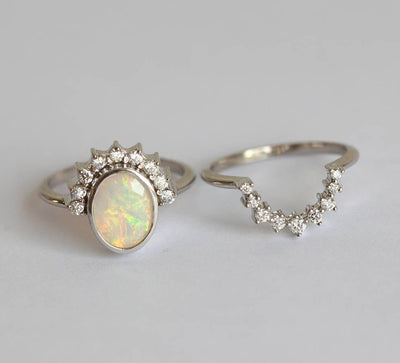 Ovaler Opal-Full-Halo-Ring mit runden weißen Diamanten