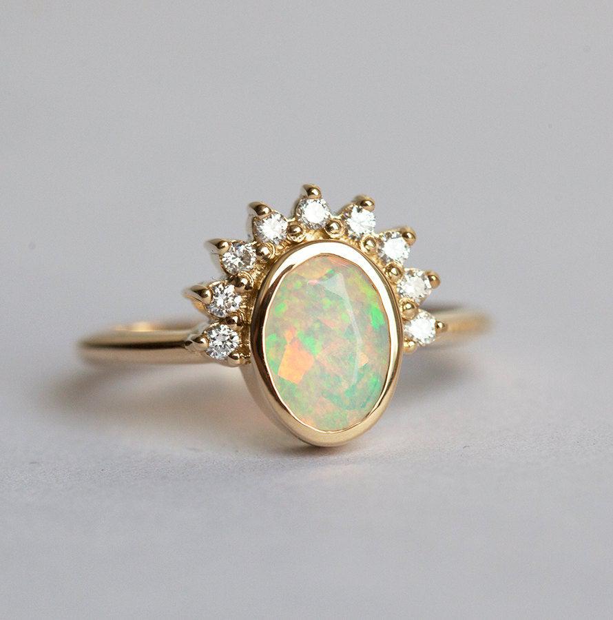 Ovaler Opal-Halo-Ring mit runden weißen Diamanten