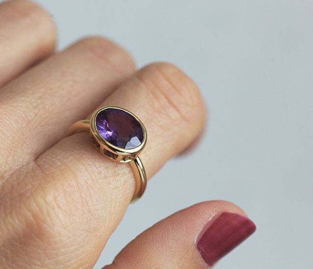 Ovaler Amethyst-Solitär-Goldring