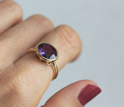 Ovaler Amethyst-Solitär-Goldring