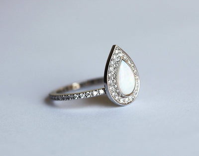 Weißer Birnen-Opal-Halo-Ring mit weißen Diamanten und Eternity-Diamantband