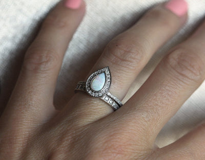 Weißer Birnen-Opal-Halo-Ring mit weißen Diamanten und Eternity-Diamantband