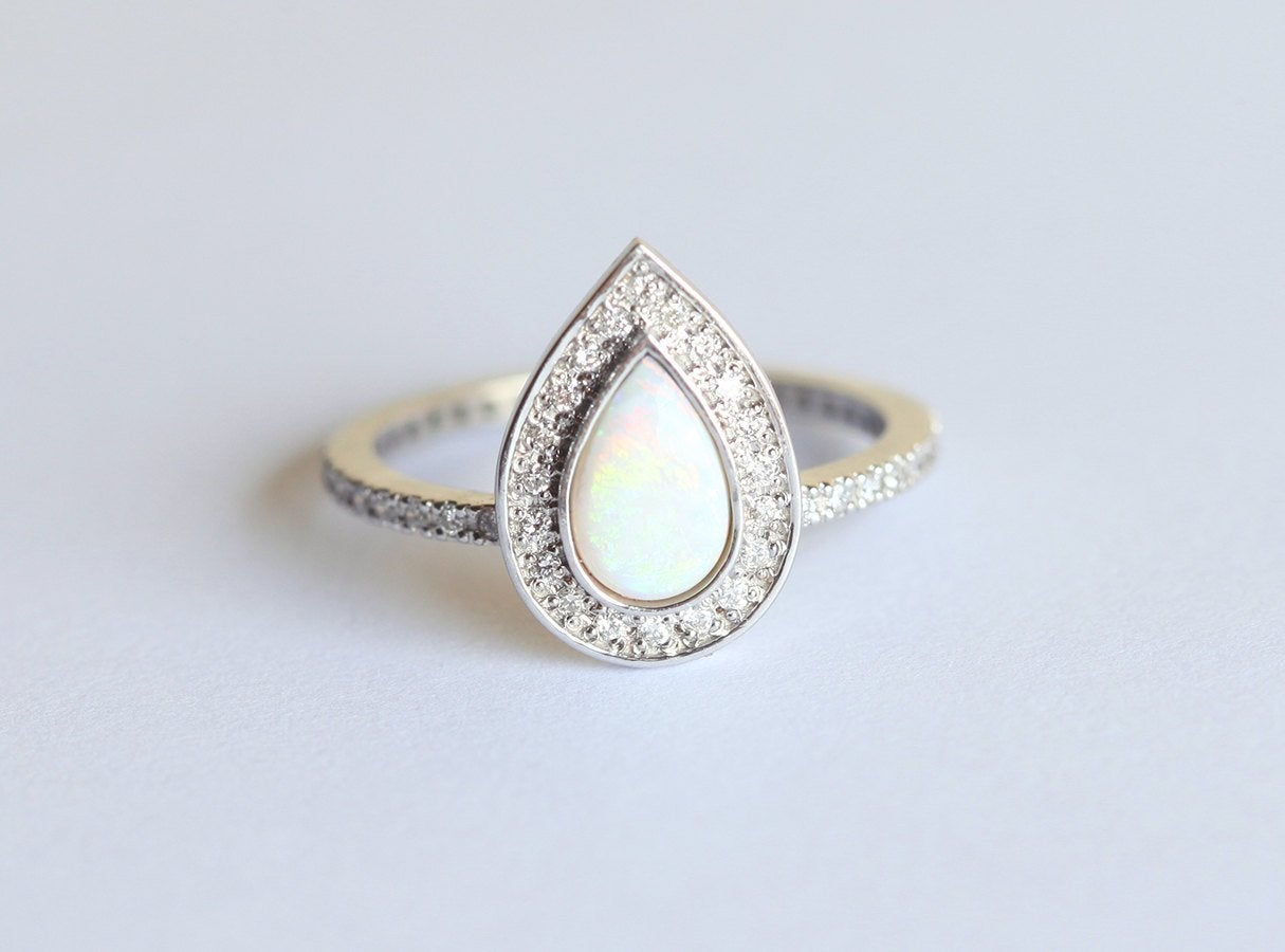 Weißer Birnen-Opal-Halo-Ring mit weißen Diamanten und Eternity-Diamantband