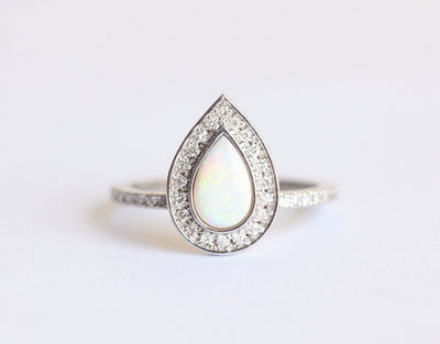 Weißer Birnen-Opal-Halo-Ring mit weißen Diamanten und Eternity-Diamantband