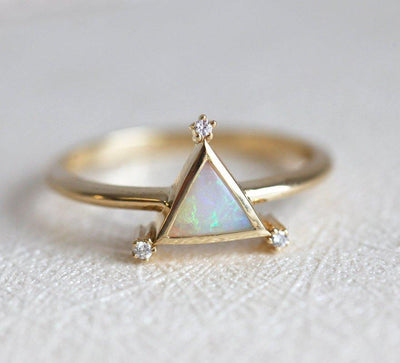 Dreieckiger Ring aus Opal-Gelbgold mit weißen Diamanten an jeder Kante