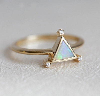 Dreieckiger Ring aus Opal-Gelbgold mit weißen Diamanten an jeder Spitze