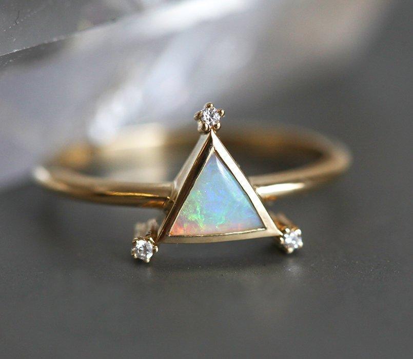 Dreieckiger Ring aus Opal-Gelbgold mit weißen Diamanten an jeder Spitze