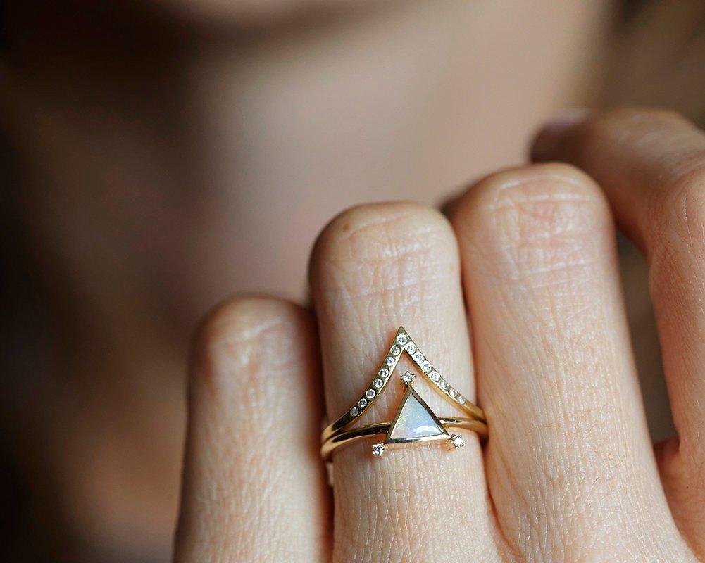 Dreieckiger Ring aus Opal-Gelbgold mit weißen Diamanten an jeder Spitze und Diamant-Kronenring