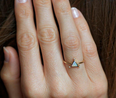 Dreieckiger Ring aus Opal-Gelbgold mit weißen Diamanten an jeder Spitze