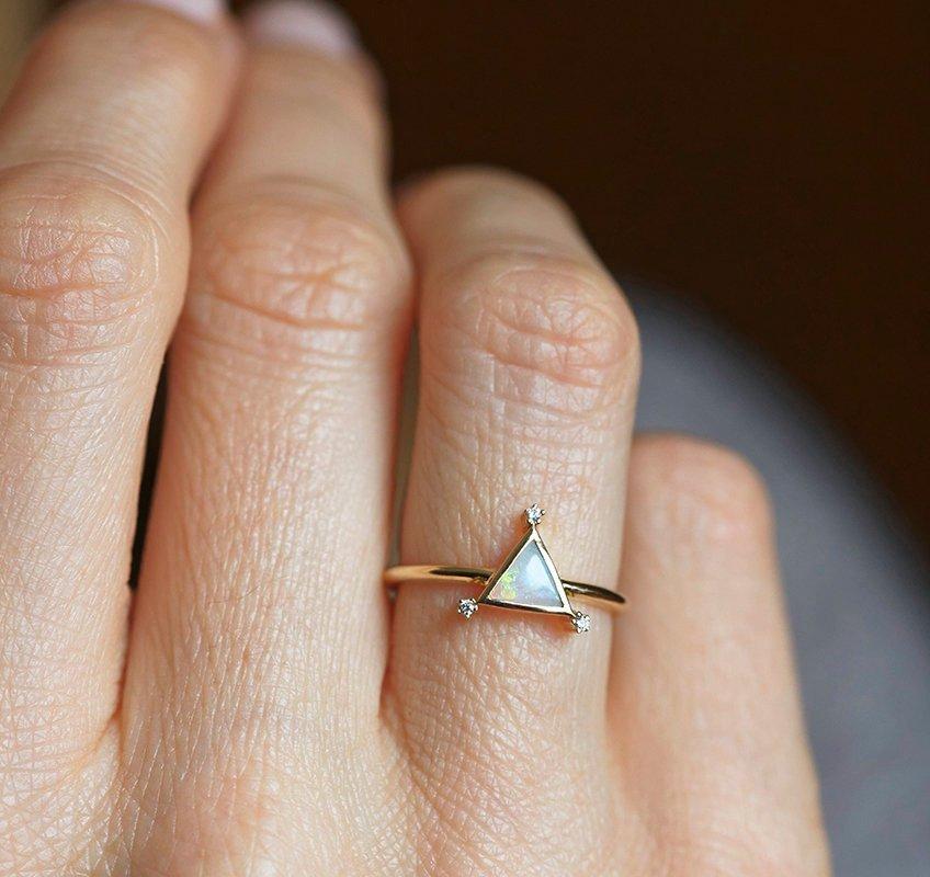 Dreieckiger Ring aus Opal-Gelbgold mit weißen Diamanten an jeder Spitze