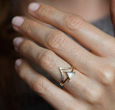 Dreieckiger Ring aus Opal-Gelbgold mit weißen Diamanten an jeder Spitze und Diamant-Kronenring