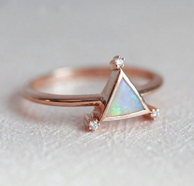 Dreieckiger Ring aus Opal-Gelbgold mit weißen Diamanten an jeder Spitze