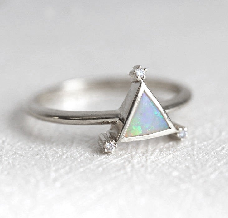 Dreieckiger Ring aus Opal-Gelbgold mit weißen Diamanten an jeder Spitze