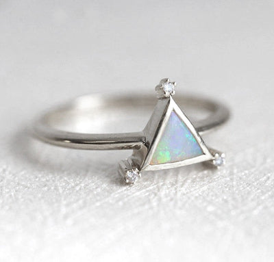 Dreieckiger Ring aus Opal-Gelbgold mit weißen Diamanten an jeder Spitze