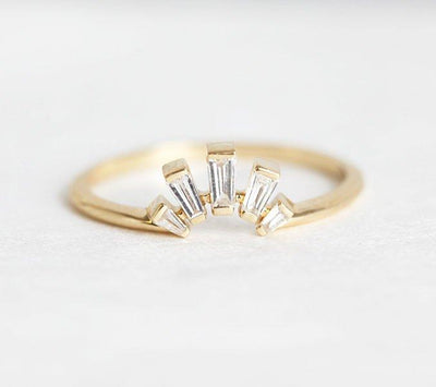 Weißer Baguette-Diamant-Ehering mit seitlichen Baguette-Diamanten