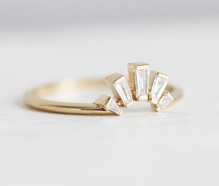 Weißer Baguette-Diamant-Ehering mit seitlichen Baguette-Diamanten