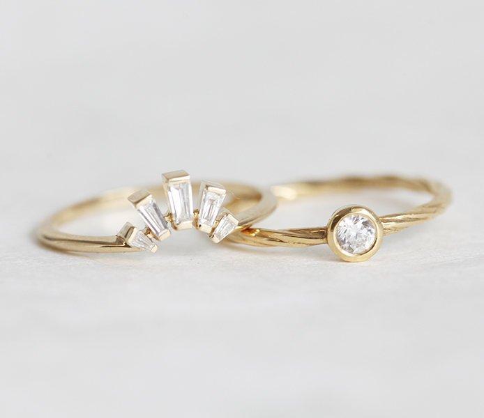 Weißer Baguette-Diamant-Ehering mit seitlichen Baguette-Diamanten und Hauptring