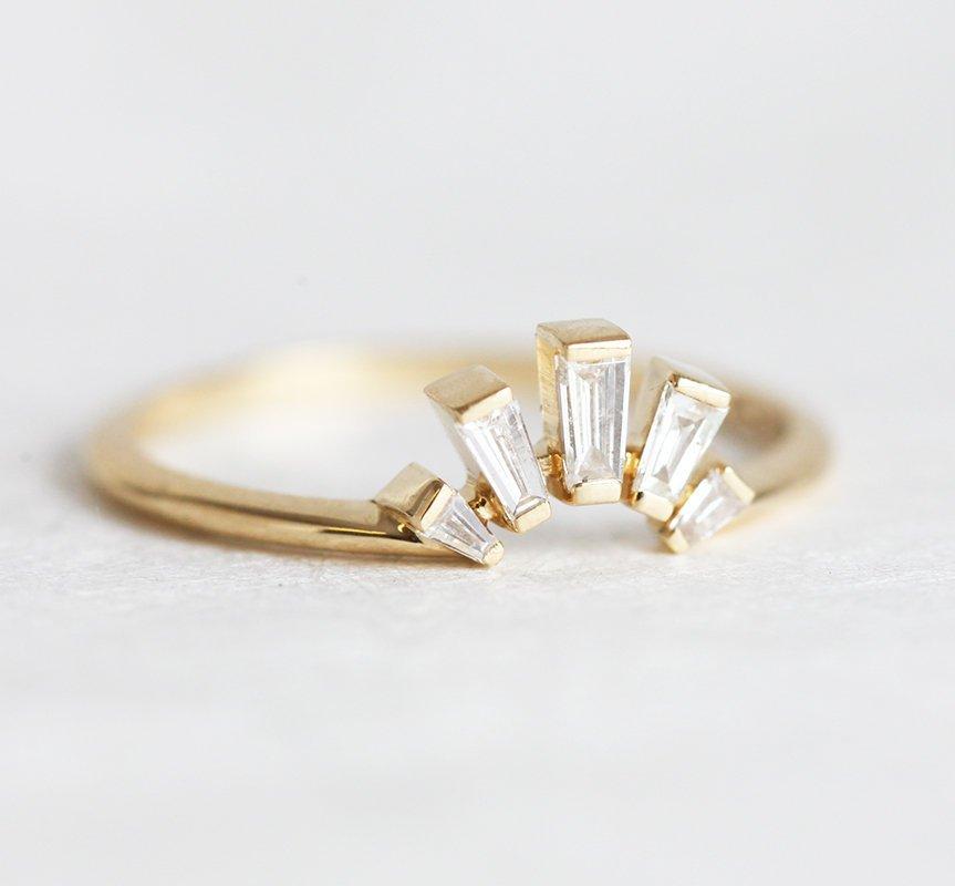 Weißer Baguette-Diamant-Ehering mit seitlichen Baguette-Diamanten