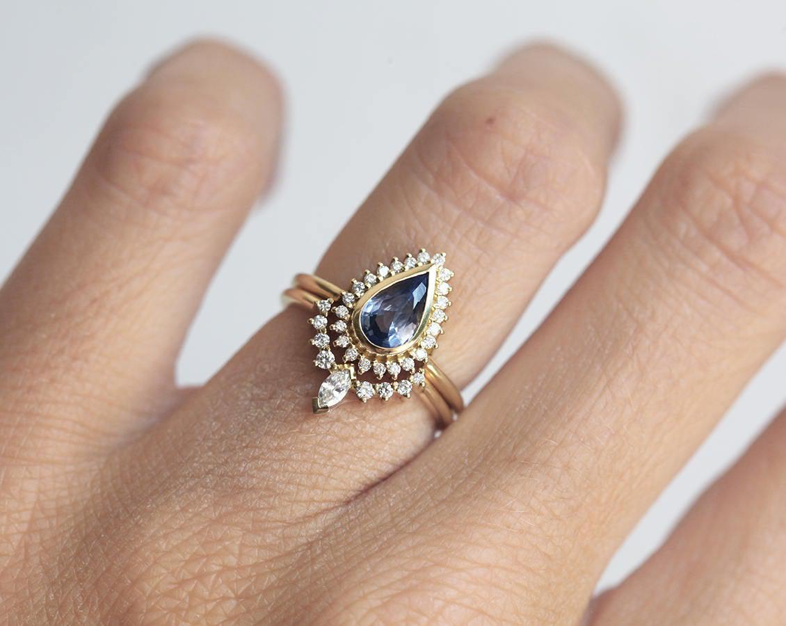 Birnenförmiger blauer Saphir-Verlobungsring mit weißem Diamant-Heiligenschein