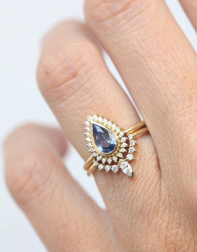 Birnenförmiger blauer Saphir-Verlobungsring mit weißem Diamant-Heiligenschein