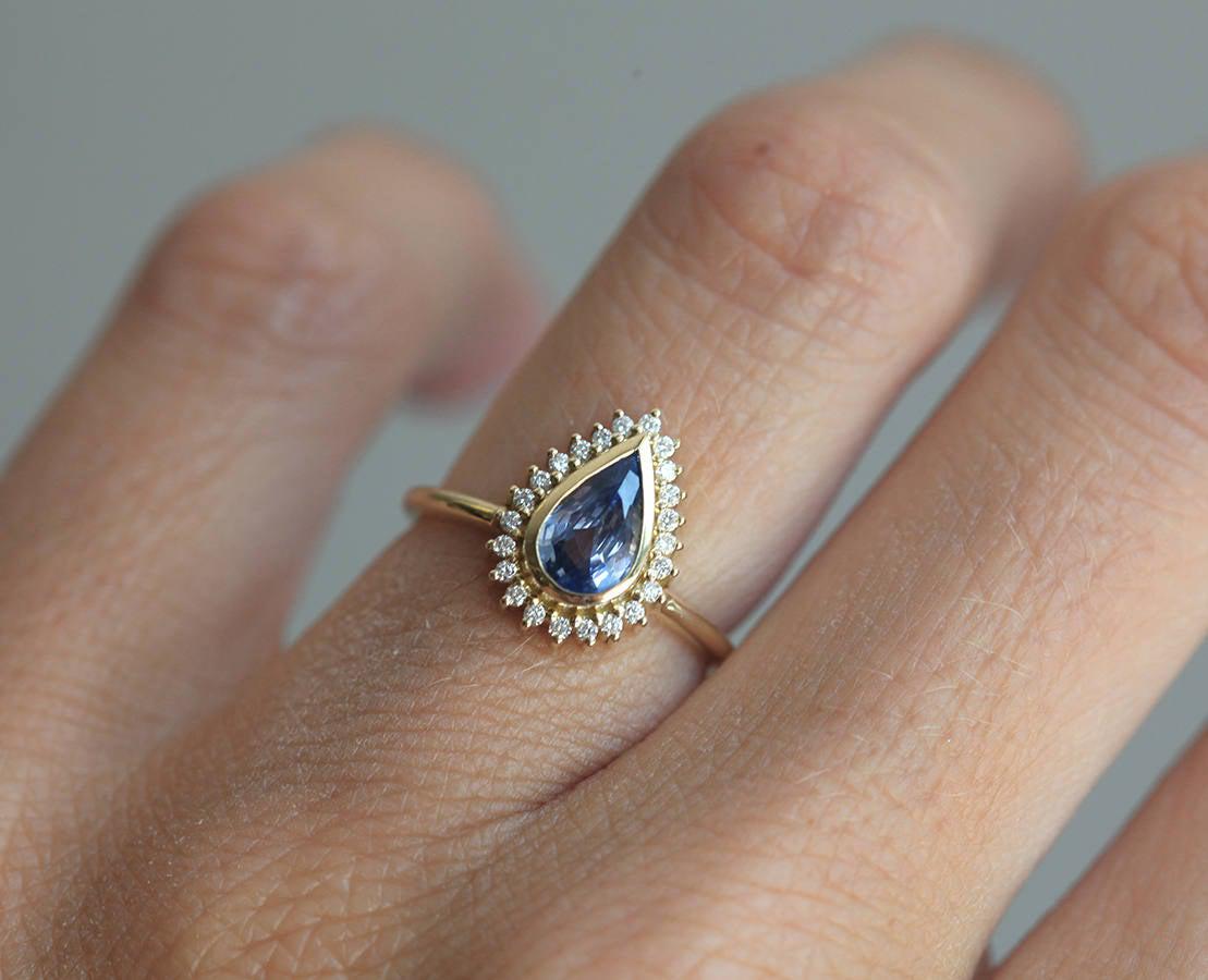 Birnenförmiger blauer Saphir-Verlobungsring mit weißem Diamant-Heiligenschein