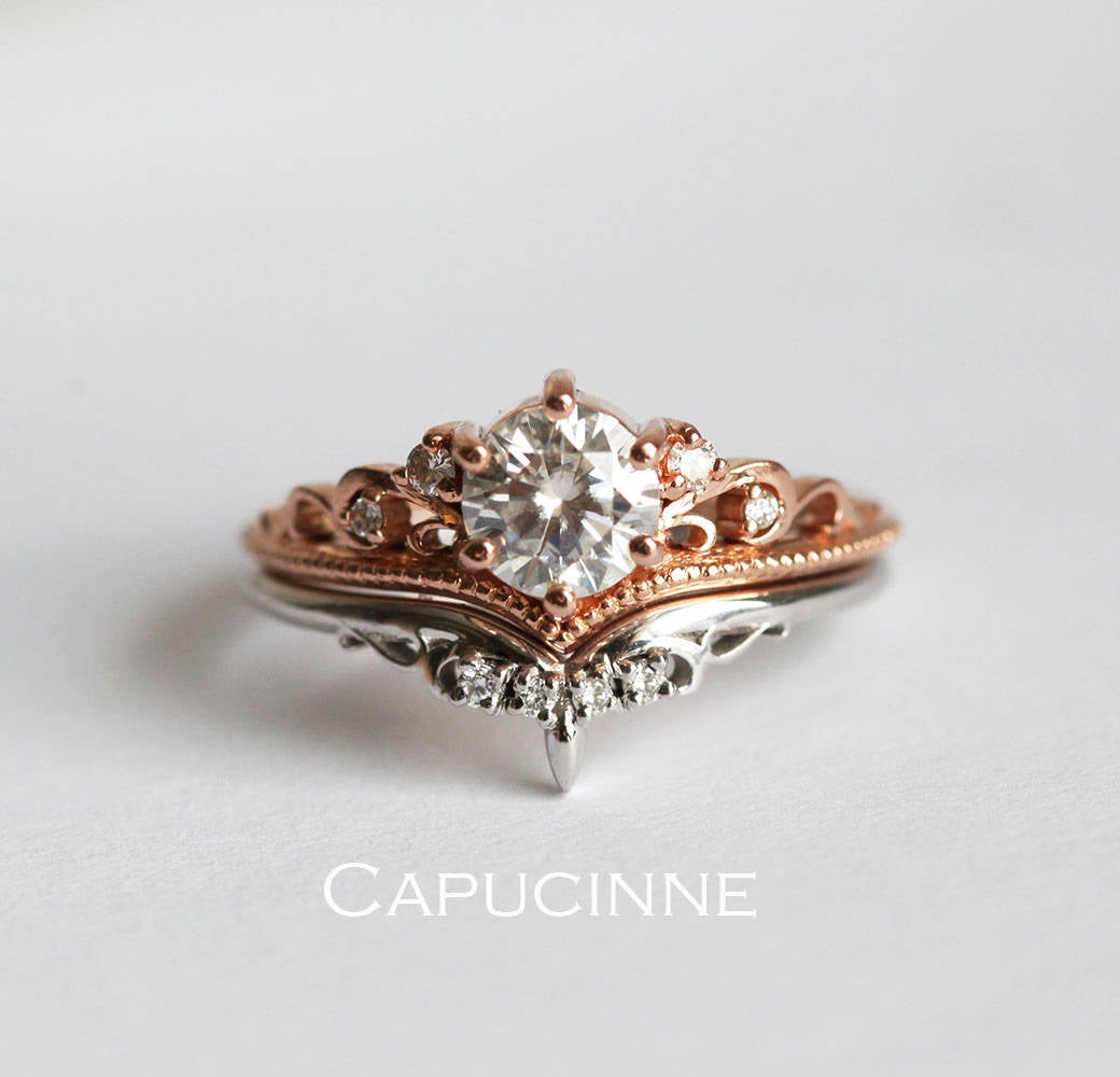 BELLA MOISSANITE & Milgrain RINGSET MIT SEITLICHEN DIAMANTEN-Capucinne