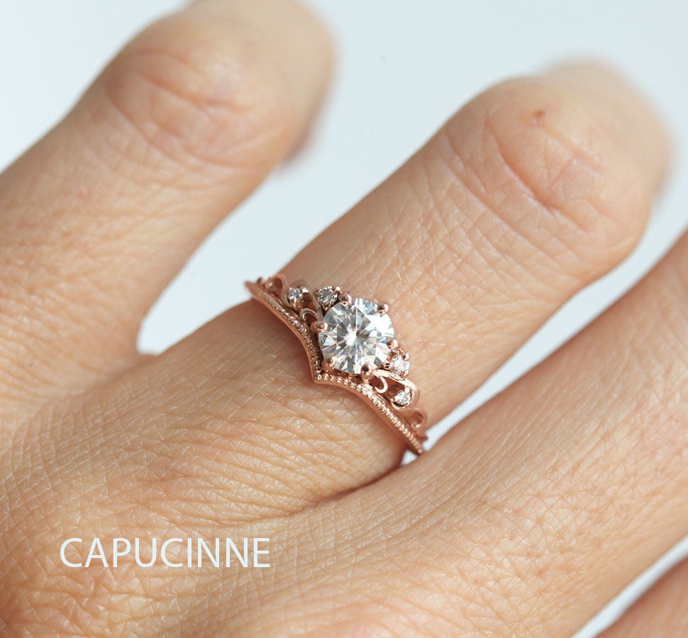 BELLA MOISSANITE & Milgrain RINGSET MIT SEITLICHEN DIAMANTEN-Capucinne