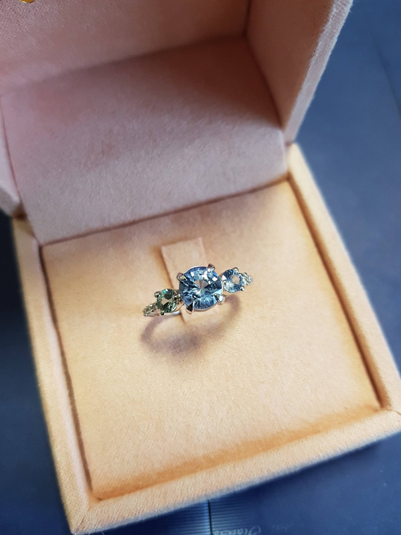 Runder blauer Saphirring mit Diamantcluster