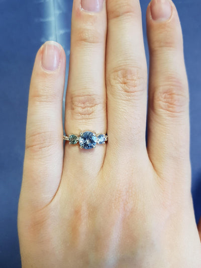 Runder blauer Saphirring mit Diamantcluster