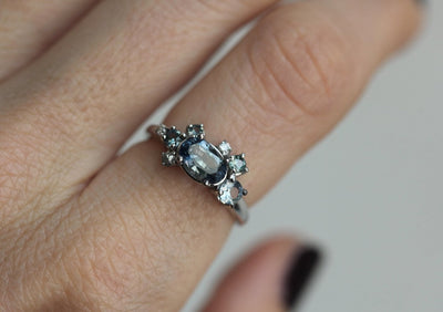 Blauer ovaler Saphirring mit Diamantcluster