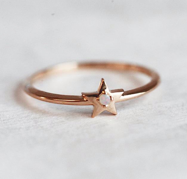 Minimalistischer Ring aus Roségold mit fünfzackigem Sternopal