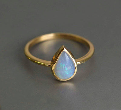 Solitärring mit Birne und australischem Opal in schlichtem Design aus Gelbgold