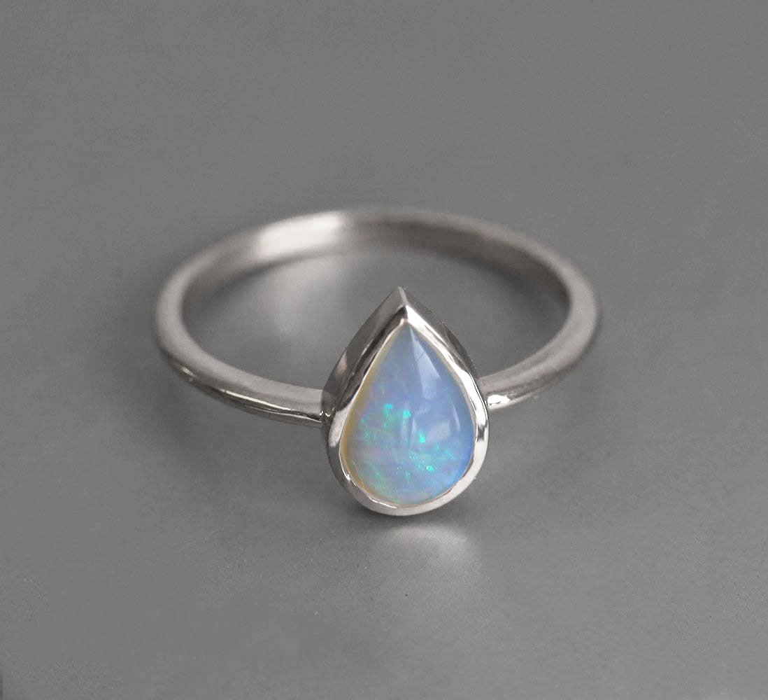 Solitärring mit Birne und australischem Opal in schlichtem Design aus Weißgold