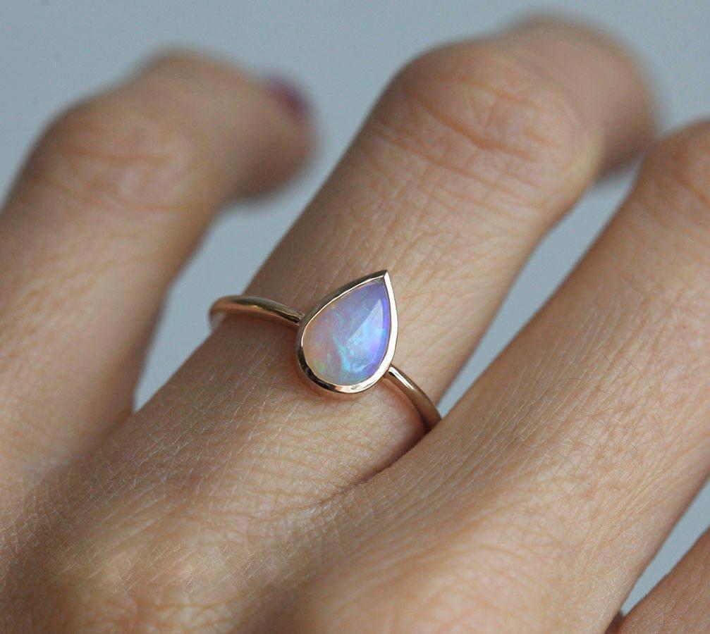 Schlichter Design-Solitär-Birnen-Ring mit australischem Opal