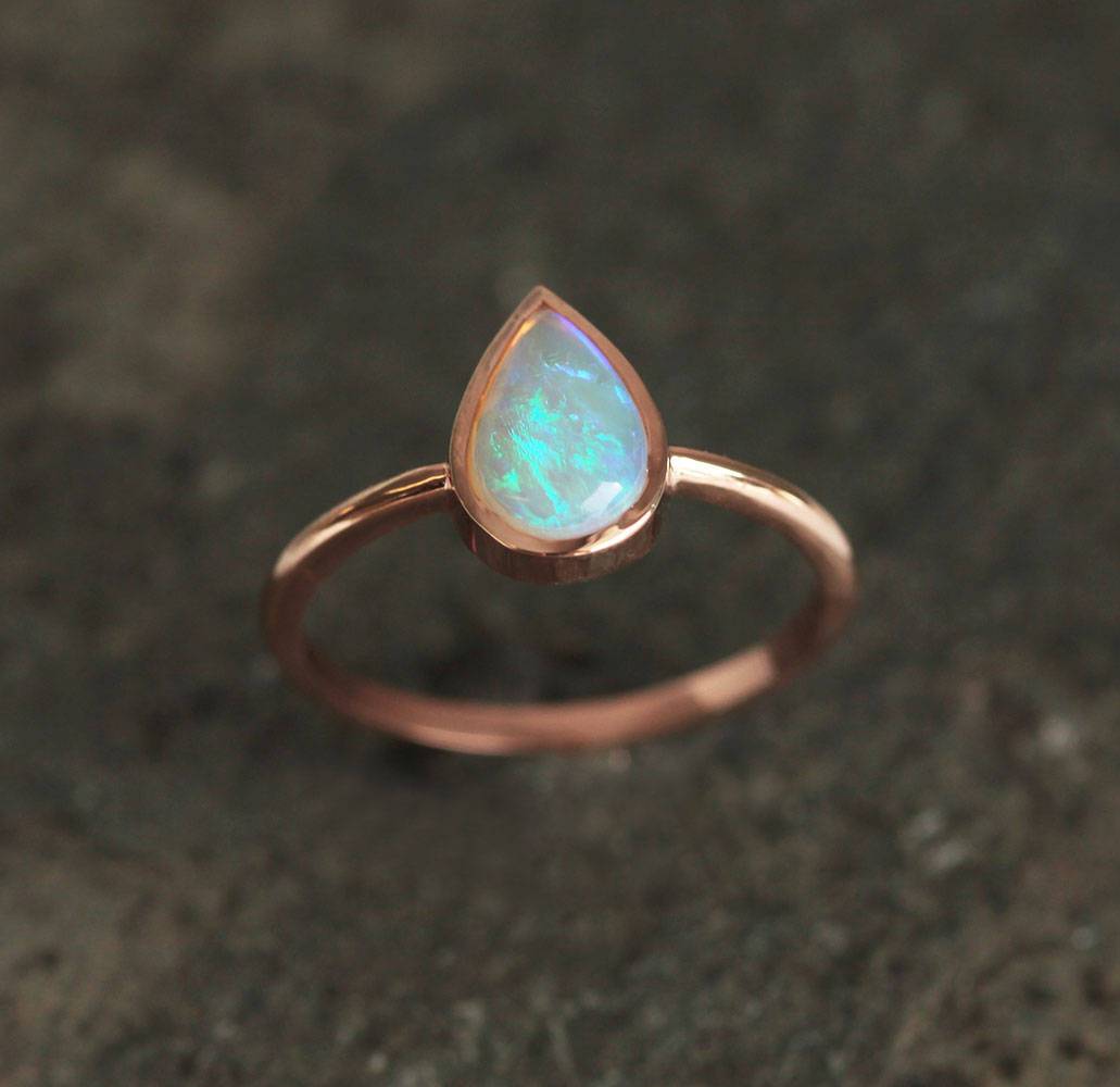 Schlichter Design-Solitär-Birnen-Ring mit australischem Opal