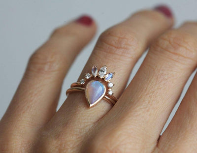 Simplischer Design-Solitär-Birnen-Ring mit australischem Opal und komplementärem Kronenring