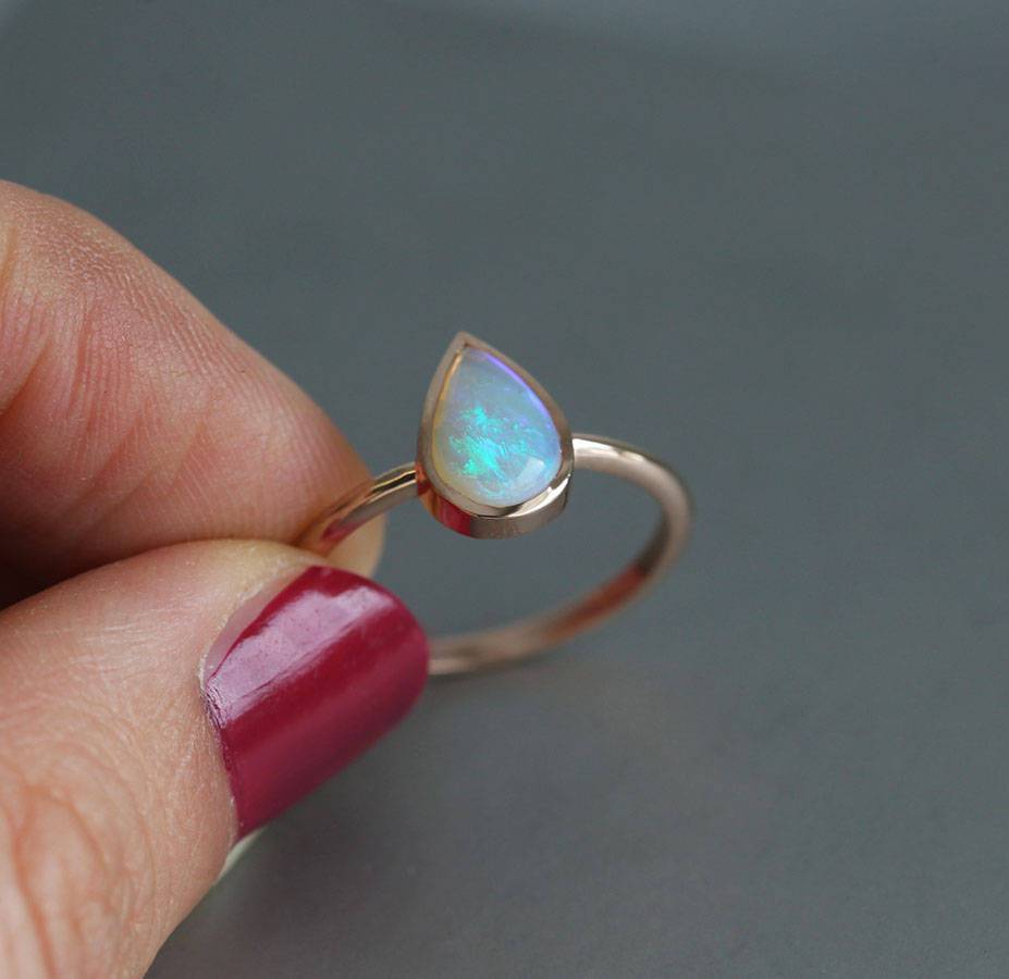 Schlichter Design-Solitär-Birnen-Ring mit australischem Opal