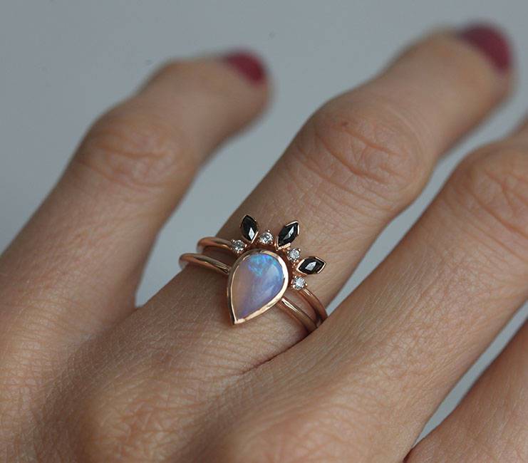 Schlichter Design-Solitär-Birnen-Ring mit australischem Opal und komplementärem schwarzen und weißen Diamantring