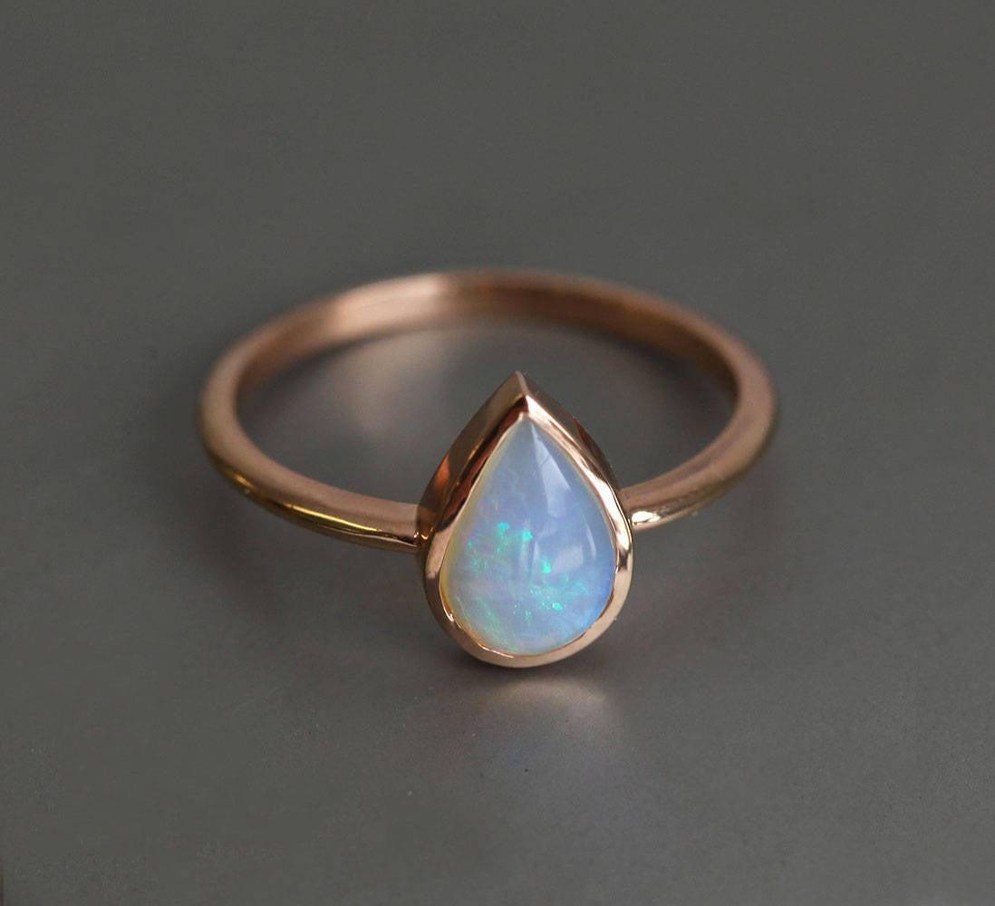 Schlichter Design-Solitär-Birnen-Ring mit australischem Opal