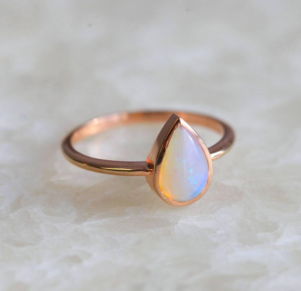 Schlichter Design-Solitär-Birnen-Ring mit australischem Opal