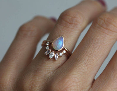 Schlichter Design-Solitär-Birnen-Ring mit australischem Opal